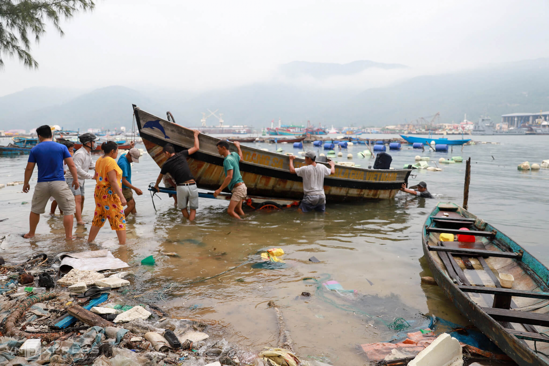 Storm Noul forces three airports in central Vietnam to shut down 0909 boat